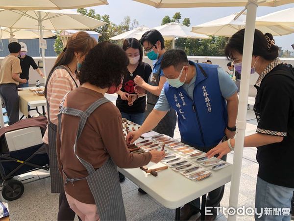 ▲雲林縣政府社會處今日於雲林縣綜合社會福利館推出「祥虎日．春市集」活動，向所有的雲林縣婦女獻上誠摯的祝福及謝意。（圖／記者蔡佩旻翻攝）