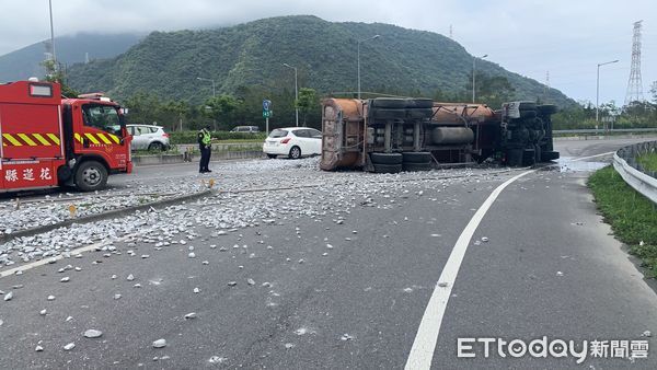 ▲▼砂石車翻覆，駕駛不見蹤影。（圖／記者柯政誟翻攝）