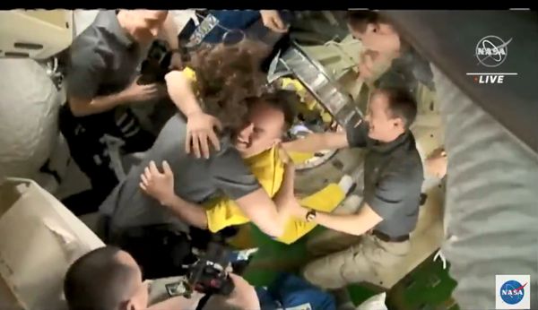 ▲▼國際太空站於美東時間18日迎接3名俄羅斯太空人，不過他們卻身穿帶有藍色元素的黃色衣服，令人聯想到烏克蘭的國旗顏色。（圖／達志影像／美聯社）