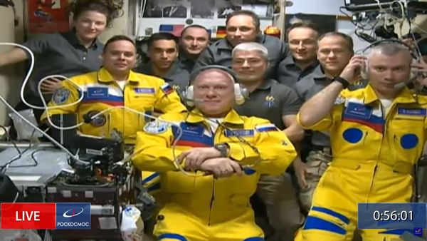 ▲▼國際太空站於美東時間18日迎接3名俄羅斯太空人，不過他們卻身穿帶有藍色元素的黃色衣服，令人聯想到烏克蘭的國旗顏色。（圖／達志影像／美聯社）