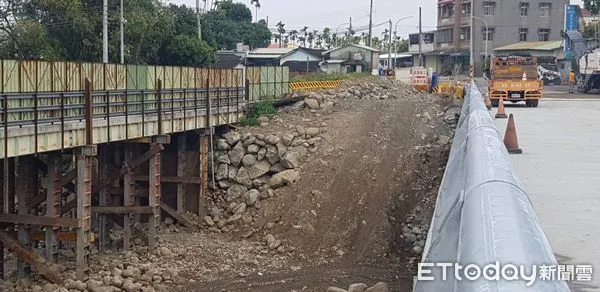 ▲▼嘉義中埔鄉裕民橋即將完工，借搭便橋的南北岸土地下方卻出現岩壁土石裸露，當地居民擔心大雨汛期爆量河水沖垮地基。（圖／記者翁伊森攝）
