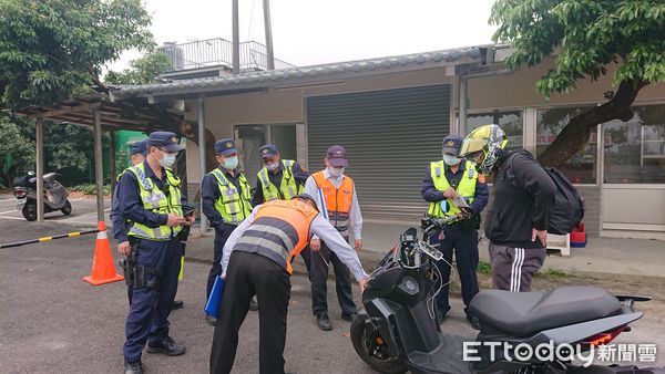 ▲市警玉井分局再度會同市警交通大隊及麻豆監理站聯手出擊，在台3線楠西段370公里處執行「警監聯合稽查」，針對改裝車輛強力告發或通知召回檢驗，共取締15件依法開罰。（圖／記者林悅翻攝，下同）