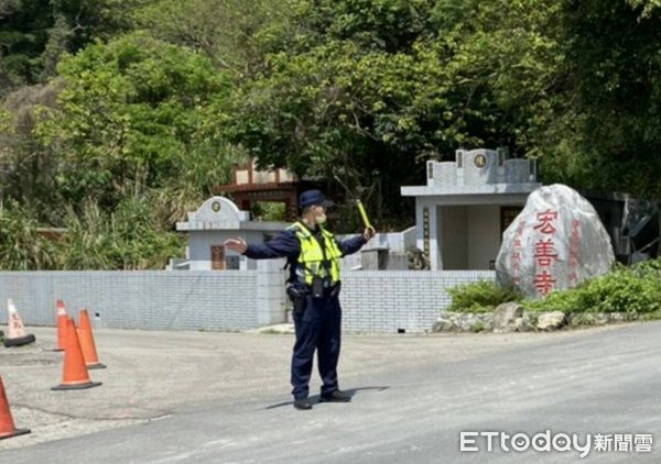 ▲分別對桃園殯葬所及宏善寺周邊聯絡道路編排警力疏導。（圖／桃園警分局提供）