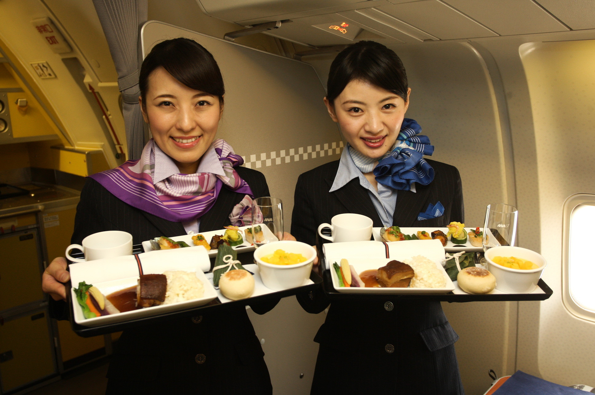 ANA全日空與晶華酒店聯手推出商務艙機上餐點，肉形石與翠玉白菜皆成為機上料理。（圖／記者陳睿中攝）