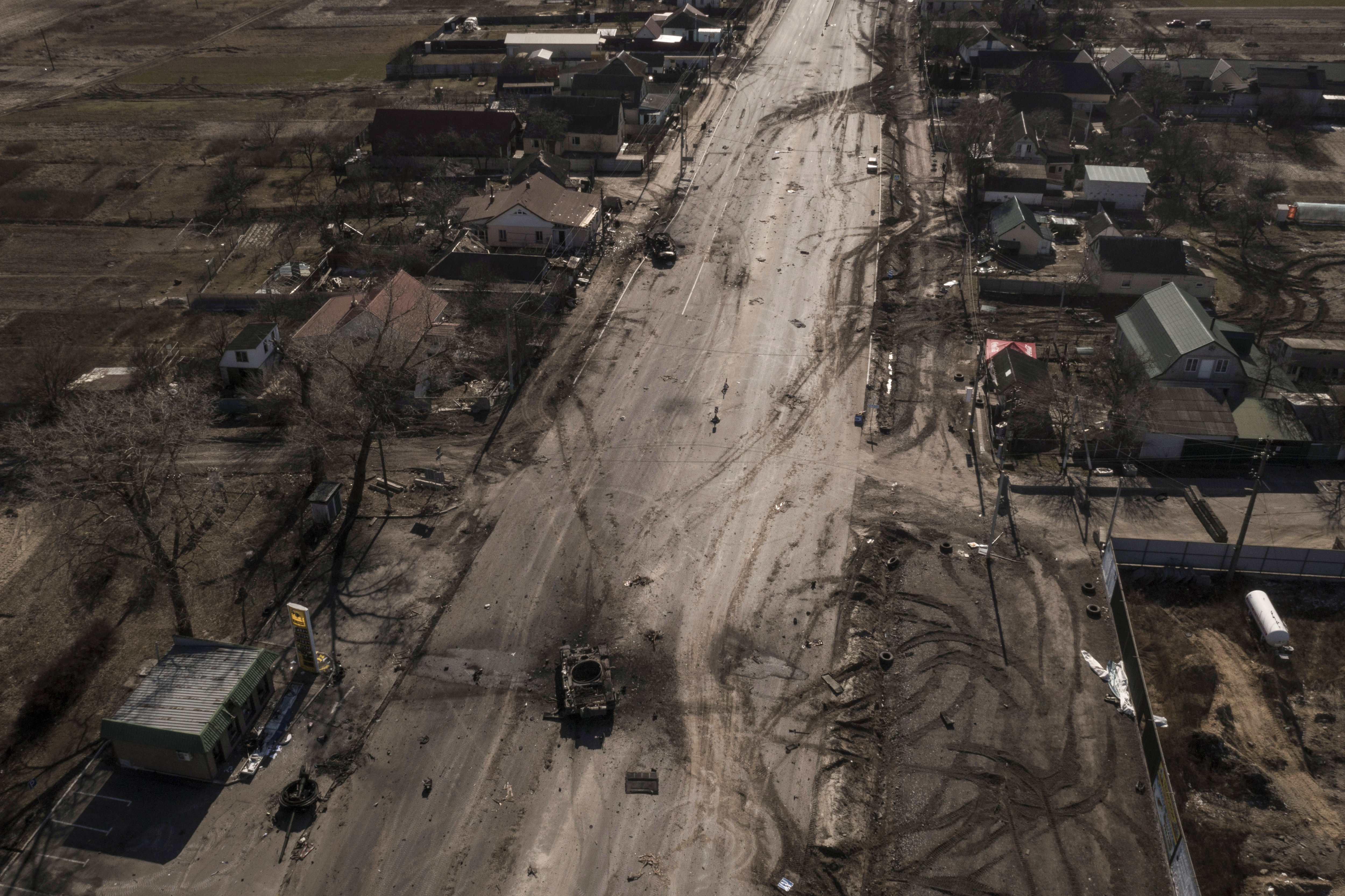 ▲▼  在基輔北部，有一輛俄軍坦克被摧毀棄置街道。（圖／達志影像／美聯社）