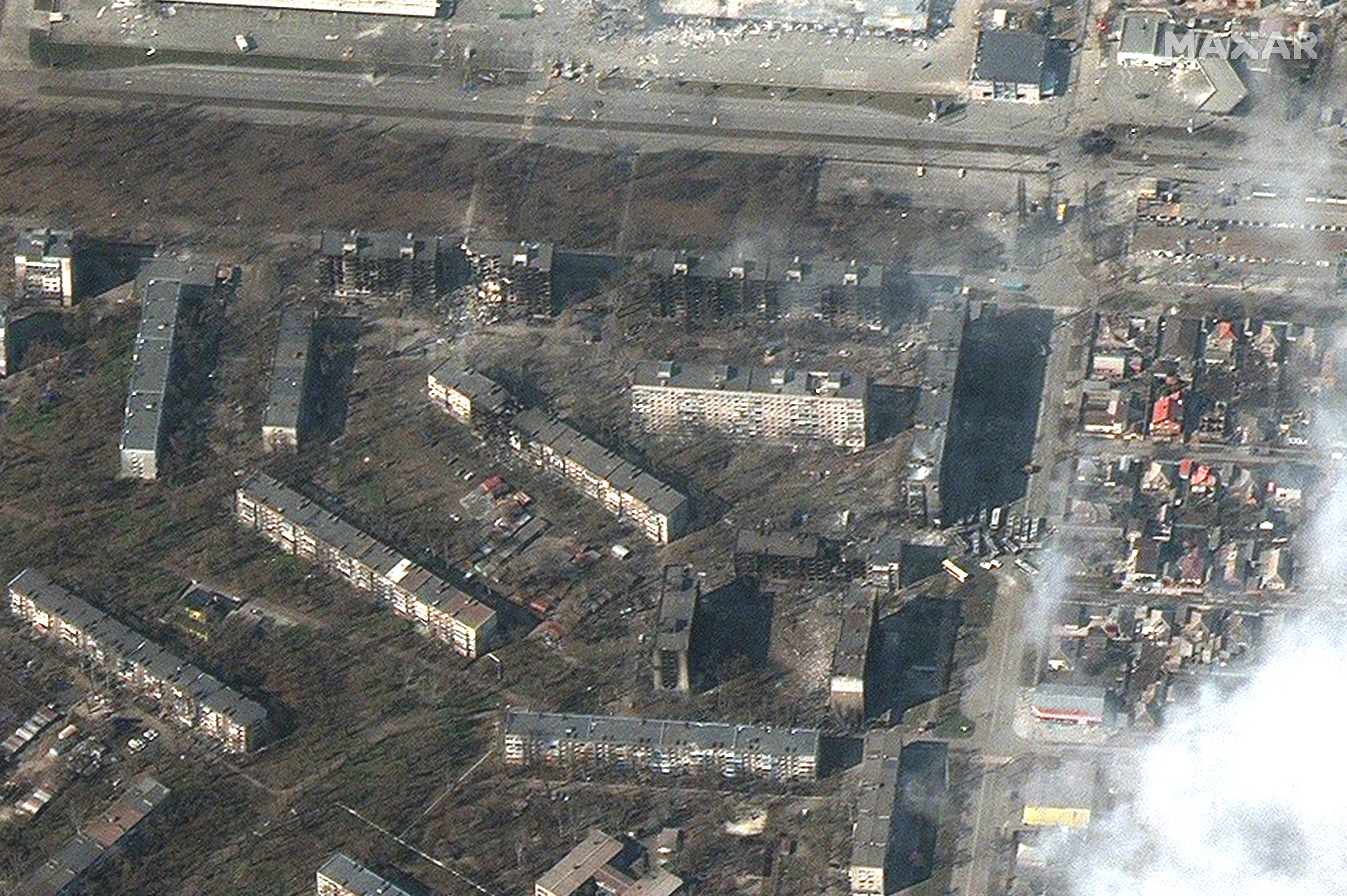 ▲▼ 依據衛星影像，烏克蘭南部港口城市馬力波面對俄軍入侵，公寓大樓、商家嚴重受損。（圖／路透）