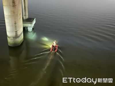 快訊／大漢橋驚傳落水！男騎士騎車一半墜橋墩…橡皮艇緊急搜救