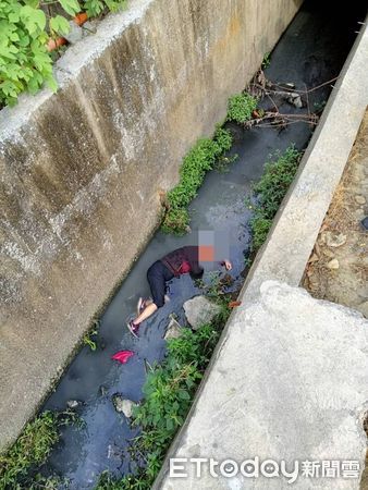 ▲鳳山火車站後方的大水溝當中有一名婦人摔落             。（圖／記者吳世龍攝）
