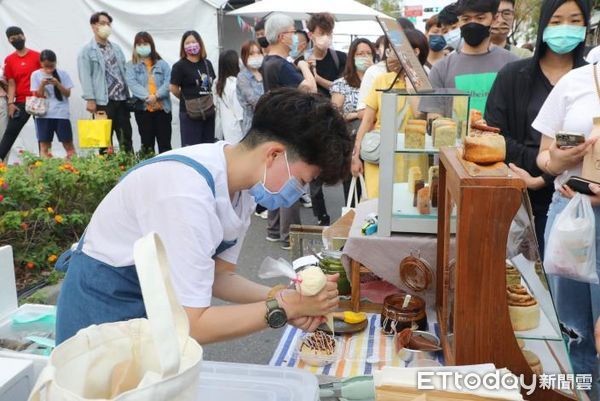  ▲台南市海安商圈邀請思味市集於19、20日舉辦第2屆台南甜點節，活動集結台南近30間甜點好店和咖啡名店，讓大眾在浪漫春季共同嚐個甜甜蜜蜜。（圖／記者林悅翻攝，下同）