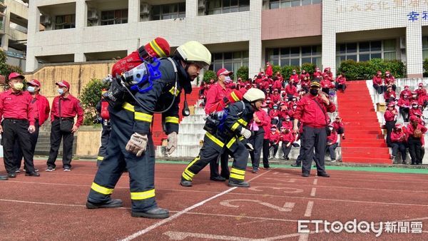 ▲校閱基隆義消常訓成果 林右昌︰感謝守護市民安全。（圖／記者郭世賢翻攝）