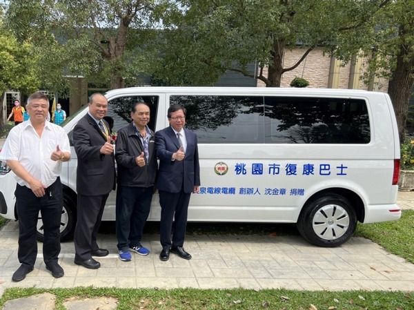 ▲良泉電線電纜總經理沈文生捐贈復康巴士。（圖／社會局提供）
