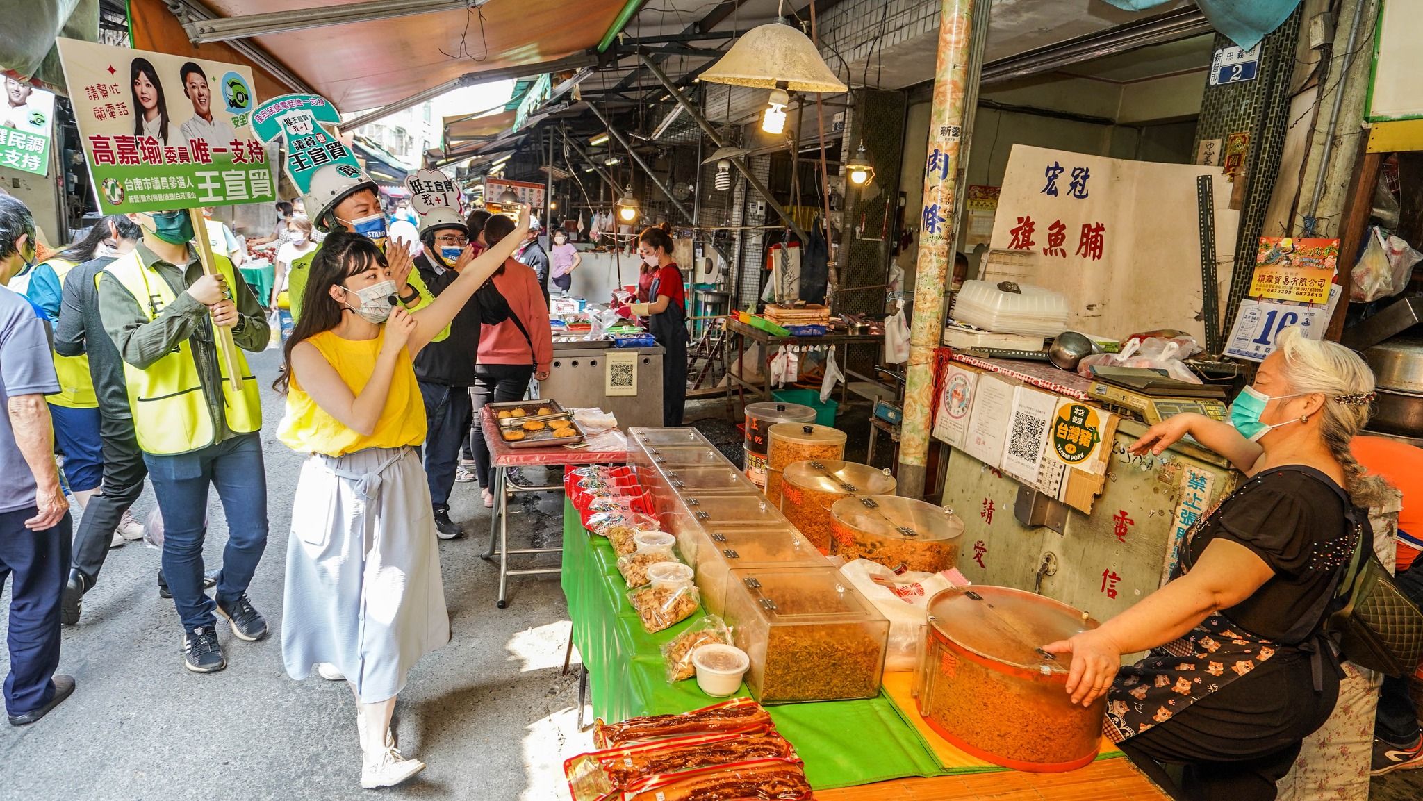 ▲高嘉瑜20日到台南幫蔡易餘子弟兵王宣貿掃街時，連唱好幾首歌。（圖／翻攝自Facebook／蔡易餘 家己人）