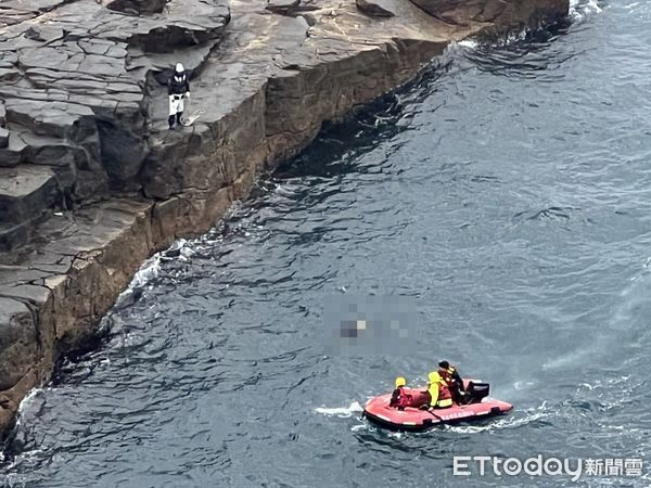 ▲▼（打碼版）新北貢寮龍洞灣岬海釣男失足落海。（圖／記者郭世賢翻攝）