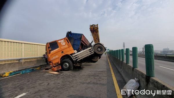 ▲▼台中西濱快速道路大貨車翻覆，鑄鐵塊掉滿地。（圖／記者游瓊華翻攝）