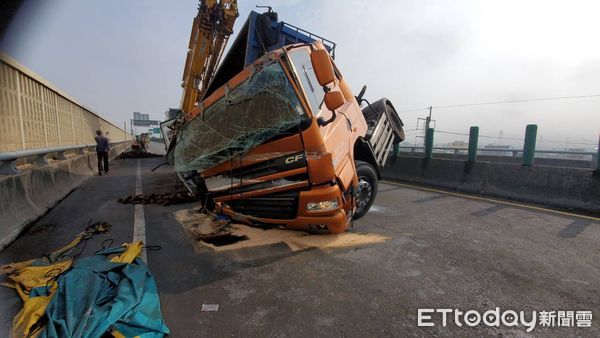 ▲▼台中西濱快速道路大貨車翻覆，鑄鐵塊掉滿地。（圖／記者游瓊華翻攝）