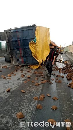 ▲▼台中西濱快速道路大貨車翻覆，鑄鐵塊掉滿地。（圖／記者游瓊華翻攝）