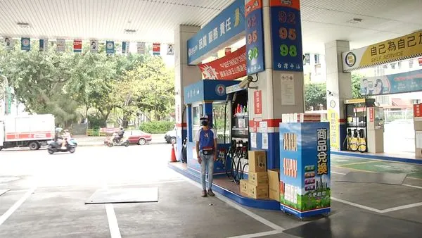 ▲▼她深夜加油卻提前加到隔日漲價油資，中油道歉了！補差額再送洗車。（圖／記者吳世龍翻攝）
