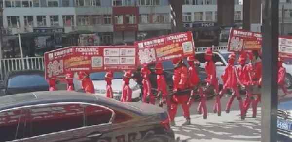 ▲大陸遼寧出現街頭「趕屍式」行銷，嚇壞路人。（圖／翻攝極目新聞）
