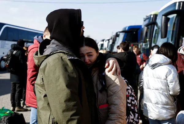 ▲▼ 在烏克蘭西部城市利維夫火車站外，男子安德魯（Andrew）擁抱妻子嘉琳娜（Galina），親自送她與孩子登上前往德國的巴士。（圖／路透）