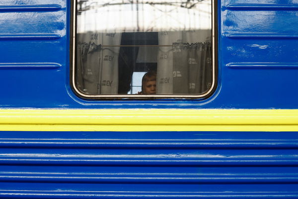 ▲▼ 烏克蘭一名女孩20日坐上開往波蘭的撤離列車。（圖／路透）
