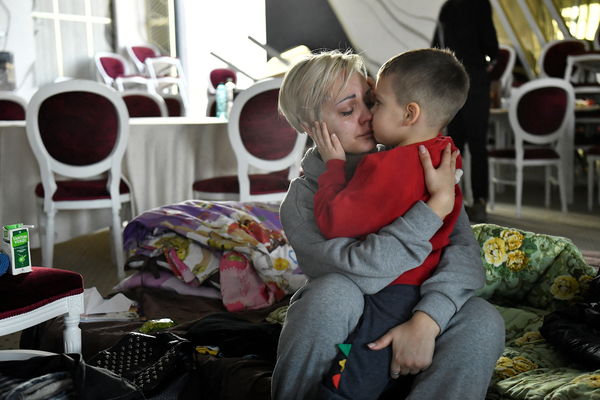 ▲▼ 烏克蘭5歲孩童艾格（Egor）與母親Helen Yakubets逃往羅馬尼亞，艾格儘管年紀還小，勇敢堅強安慰正在哭泣的母親。（圖／路透）
