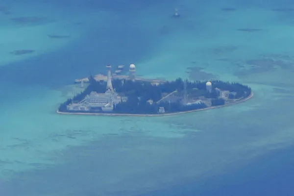 ▲▼  美國印太司令20日表示，中國在南海建立的人造島已至少3座完全軍事化。圖為南海珊瑚礁上的一座人造島，島上有多層樓的建築物。（圖／達志影像／美聯社）