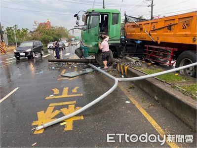 屏東一陣大雨...砂石車衝分隔島撞倒路燈　2等紅燈轎車也遭殃