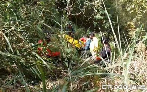 ▲▼混凝土預拌車翻落邊坡。（圖／記者楊漢聲翻攝）