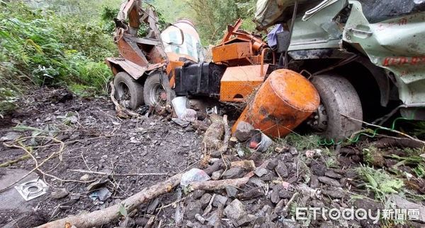 ▲▼混凝土預拌車翻落邊坡。（圖／記者楊漢聲翻攝）