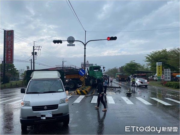 ▲砂石車因雨自撞分隔島及路燈             。（圖／記者陳崑福翻攝，下同）