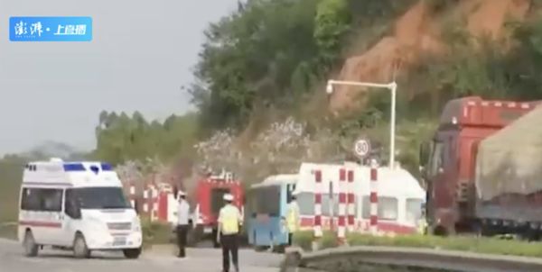 ▲東航事故現場山腳下消防車集結。（圖／翻攝澎湃新聞）