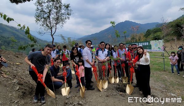 ▲▼那瑪夏區公所與企業合作栽種櫻花樹。（圖／記者陳宏瑞翻攝）