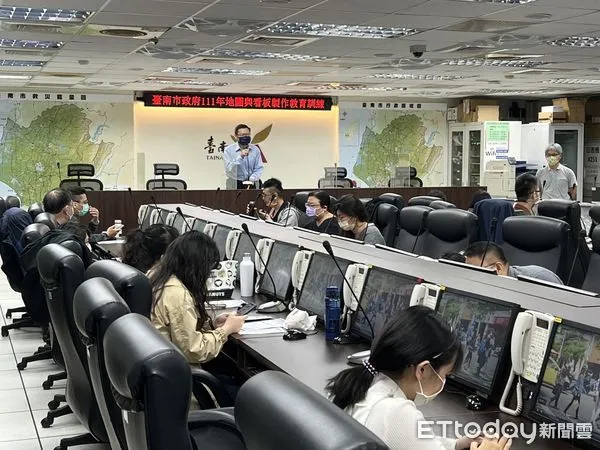 ▲台南市政府為提供市民災害時第一時間知道就近避難收容處所，特別召集區級防救災人員進行防災地圖與防災看板說製作教育訓練。（圖／記者林悅翻攝，下同）