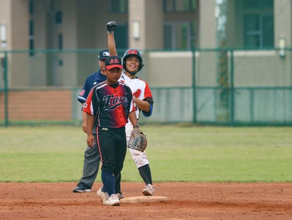 ▲重慶背水一戰PK險勝大仁，北市重慶陳宣穎關鍵一擊。（圖／學生棒聯提供）