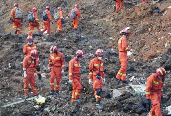 ▲▼消防救援人員在中國東方航空（東航）飛機失事現場。（圖／翻攝自微博／南方周末）。