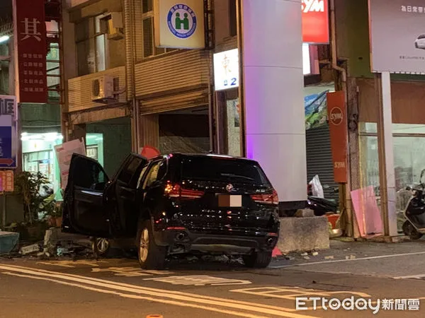 ▲32歲鄭姓女子駕駛BMW休旅車行，經東門路三段時，突人車失控，先撞上路邊展售車，再衝撞前方第四台電箱，將電箱撞斷，造成休旅車頭近乎全毀。（圖／記者林悅翻攝，下同）