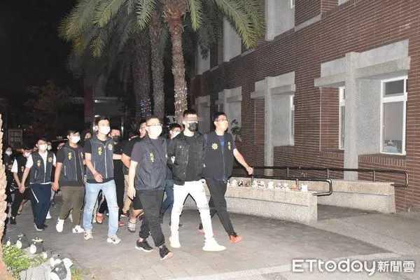 快訊／台中女遭性侵墜樓亡！他被私刑下跪認罪　警帶回9人。（圖／記者白珈陽翻攝）