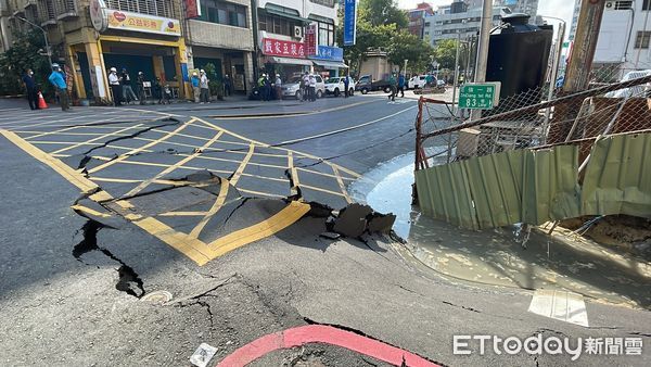 高雄知名餐廳「鹹水煙」對面工地嚴重塌陷。（圖／記者吳世龍攝）