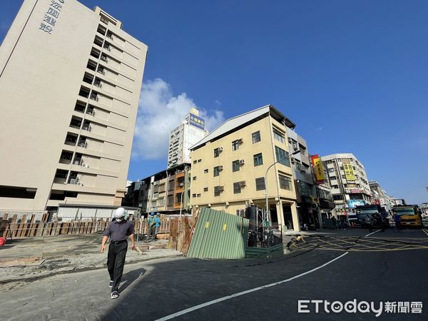 高雄知名餐廳「鹹水煙」對面工地嚴重塌陷。（圖／記者吳世龍攝）