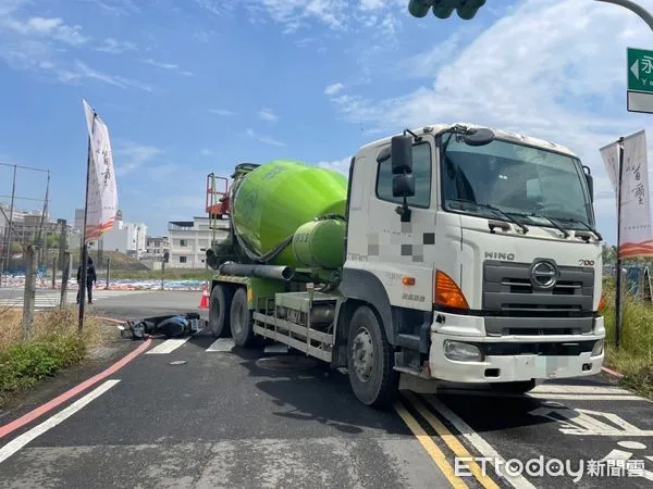 ▲台南市永康區永榮二街與永華路口，發生死亡交通事故，一部水泥預拌車要右轉時，與1部直行機車發生車禍，造成黃姓機車騎士送醫傷重不治。（圖／記者林悅翻攝，下同）