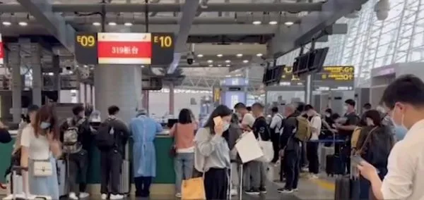 ▲廣州白雲機場旅客退票。（圖／翻攝N視頻）