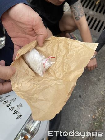 ▲台南市永康分局鹽行派出所警員陳佑裕、顏偉桐，盤查可疑車輛，查獲2名越南失聯移工，並起獲安非他命等各式毒品。（圖／記者林悅翻攝，下同）