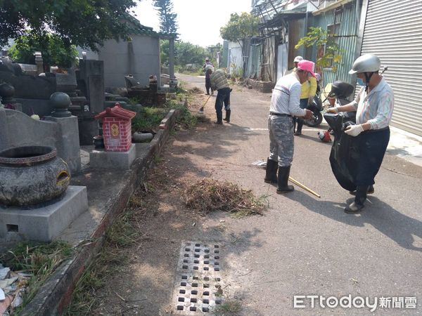 ▲台南市消防局第六大隊22日上午在安平地區墓地，辦理墓地火警應勤裝備檢查及訓練，同時出動無人機搭配熱顯儀監控殘餘火勢及廣播宣導標語。（圖／記者林悅翻攝，下同）