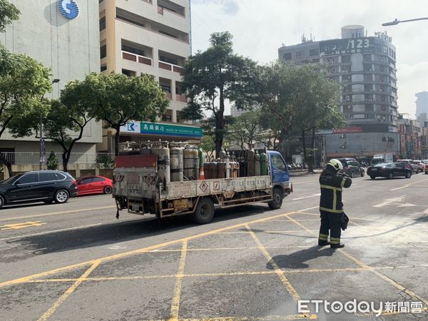 ▲▼貨車運載氣體外洩，輪胎爆炸噴飛4層樓高。（圖／記者許宥孺翻攝）