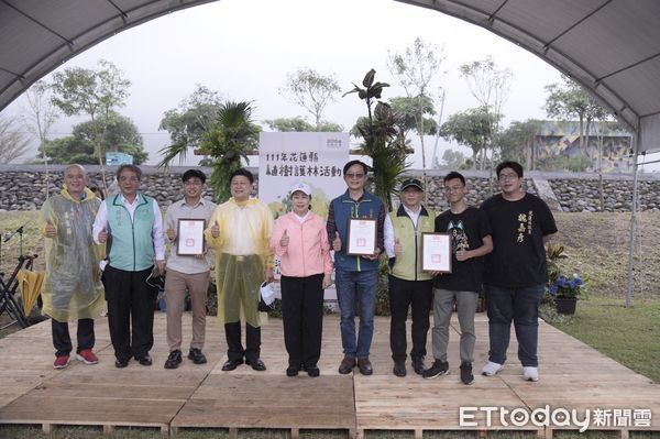 ▲花蓮縣政府與花蓮林管處共同舉辦植樹活動，與鄉親攜手種樹與護樹。（圖／花蓮縣政府提供，下同）