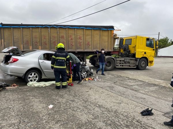 ▲▼苗栗轎車與砂石車車禍。（圖／記者黃孟珍翻攝）