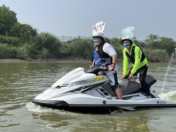 ▲▼蔡易餘22日騎水上摩托車，載他的辦公室主任王宣貿從嘉義布袋直達台南鹽水。（圖／蔡易餘辦公室提供）