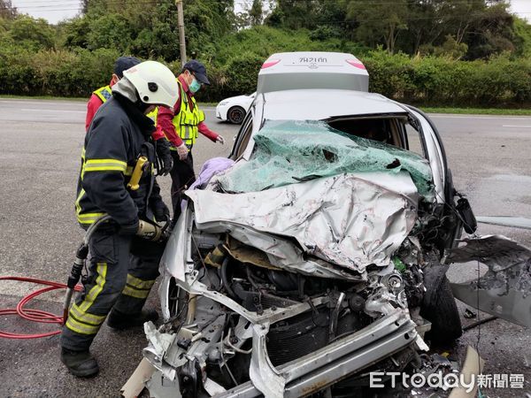 ▲砂石車行駛台1線北上105K準備左轉時，下南轎車剎車不及從後方撞上，造成車內人員1死1重傷。（圖／記者黃孟珍翻攝）