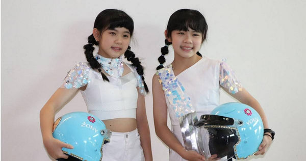雙胞胎女團謝佐妮、謝佑妮（左左右右），21日錄影中天綜合台《小明星大跟班》節目。（圖／中天綜合台提供）