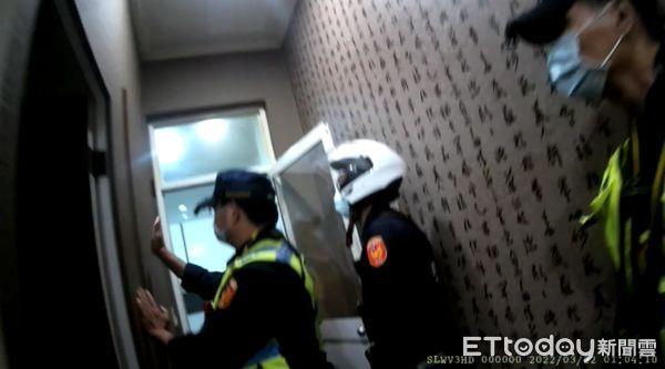 ▲驚傳哀嚎呼救聲，台南市警四分局強勢動員，清樓救出遍體鱗傷被害人送醫。（圖／記者林悅翻攝，下同）